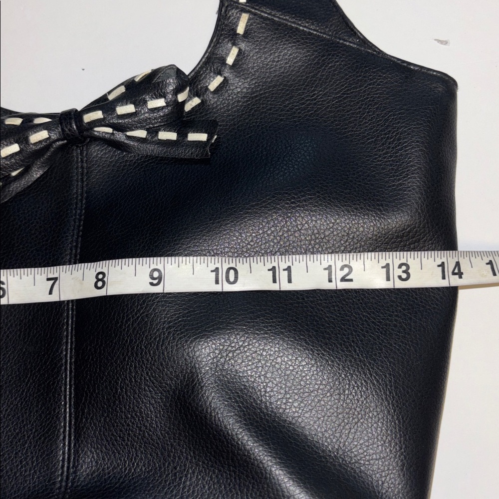BLACK SHOULDER BAG FAUX LEATHER WHITE PIPING ALONG HANDLES AND IN BOW ADORNMENT - Picture 7 of 8